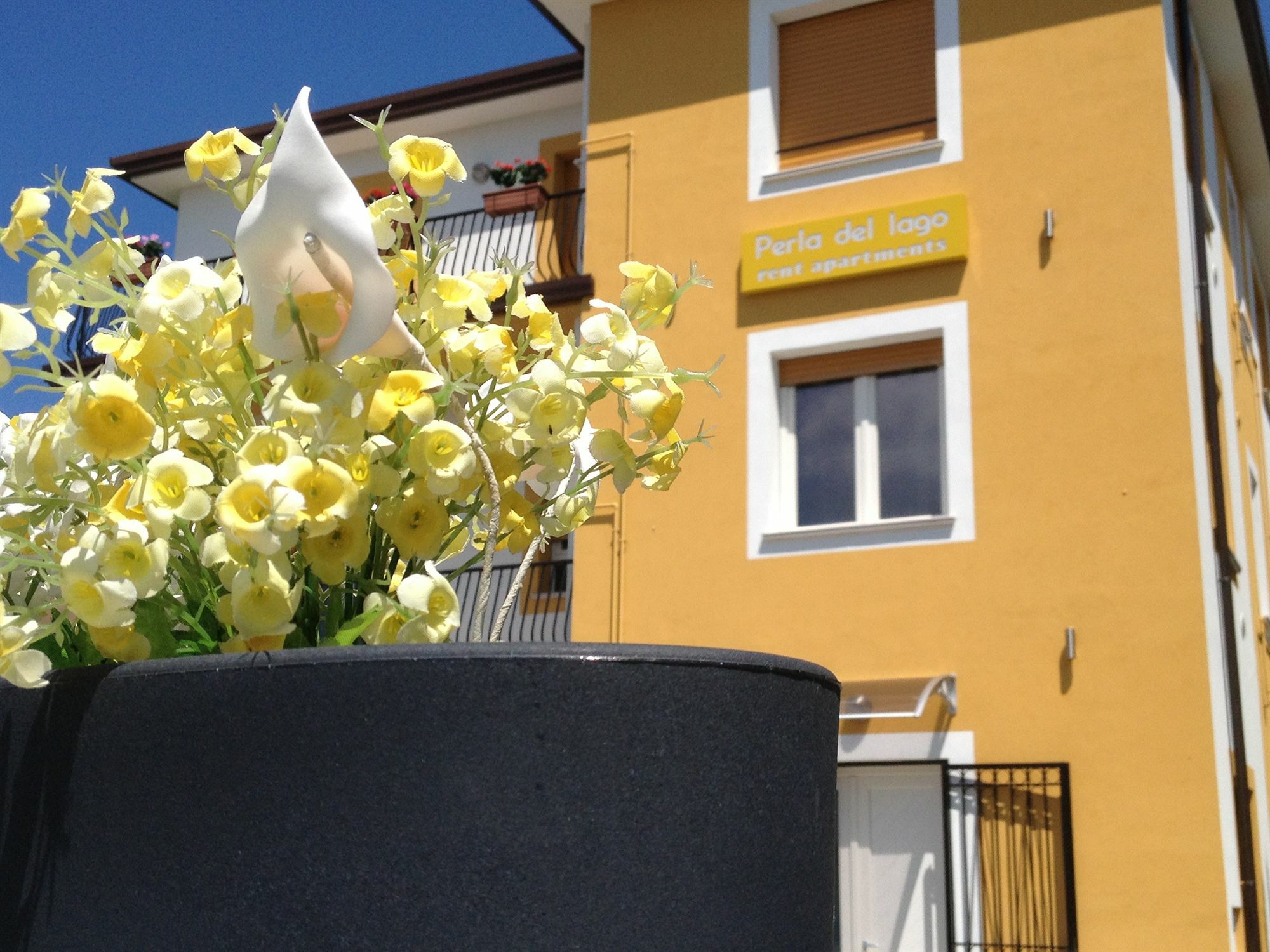 Perla Del Lago Rent Apartments Sirmione Exterior photo